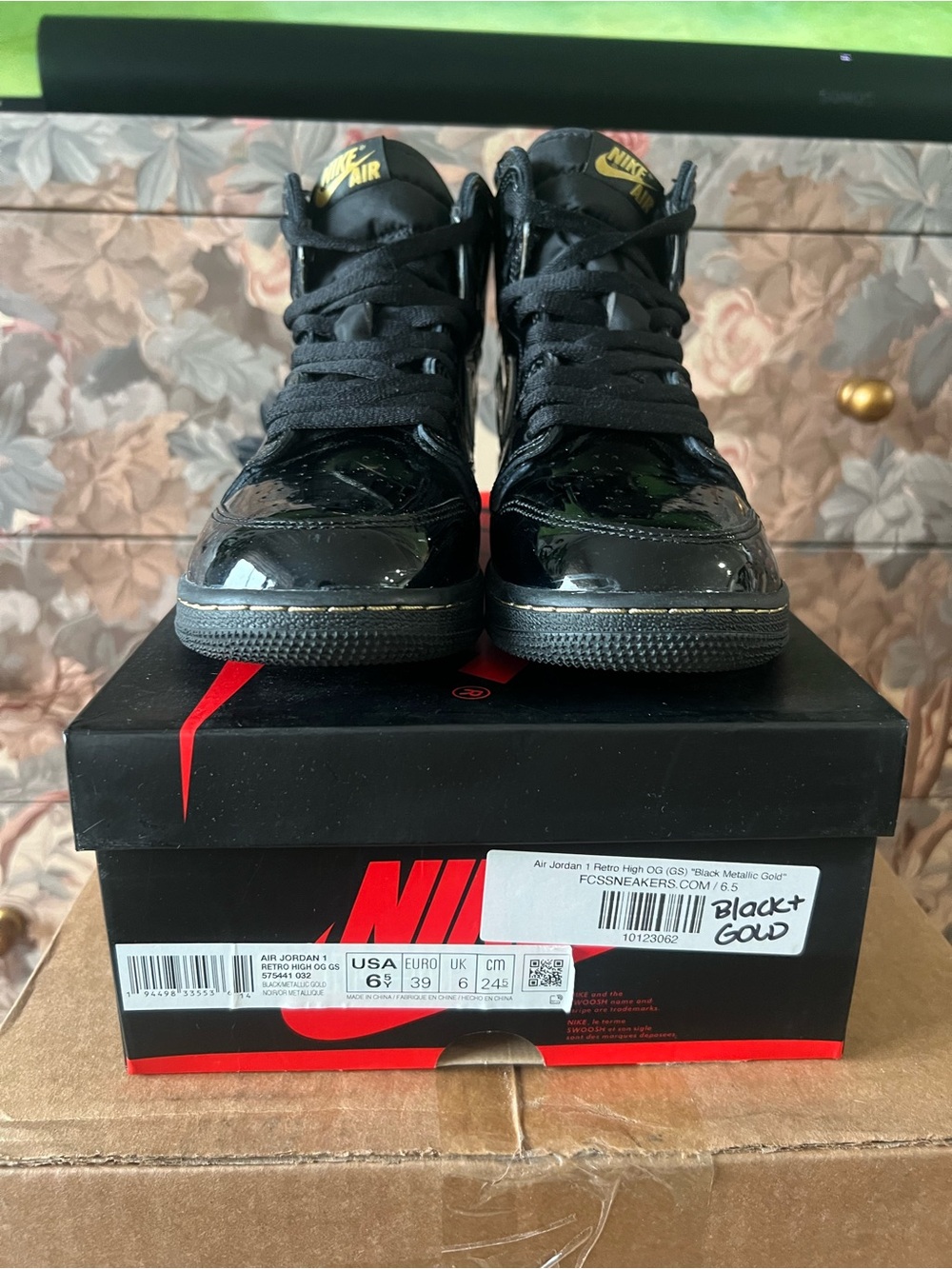 Nike Air Jordan 1 High patent Black with Gold